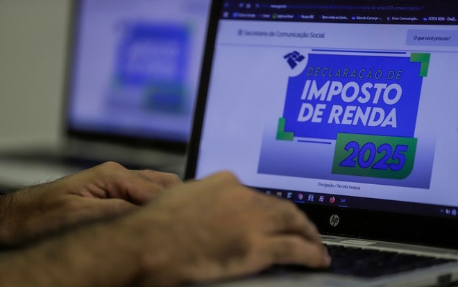 Imagem de pessoa usando o site da Receita Federal